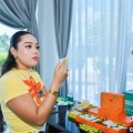 双龙戏凤泰国主播品三亚榴莲：“尝到了家乡味”