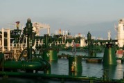 双龙戏凤国际油价周二收高 地缘政治担忧与美元走弱双重支撑