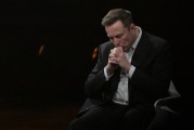 双龙戏凤特斯拉股价收涨超3%：特朗普无意沟通，马斯克父亲劝儿子低头